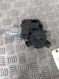 Moteur essuie glace avant gauche