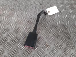 Enganche de cinturón delantero derecho