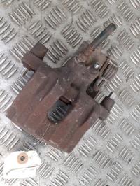 Estribo trasero izquierdo (freno)