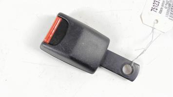 Attache ceinture avant droit