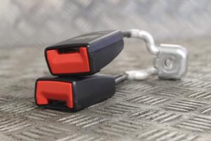 Attache ceinture arriere centrale