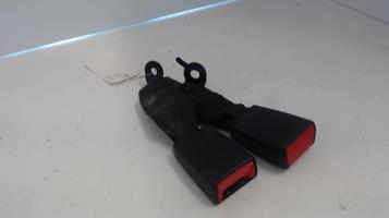 Attache ceinture arriere centrale
