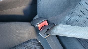 Attache ceinture avant gauche