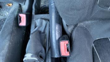 Attache ceinture avant droit