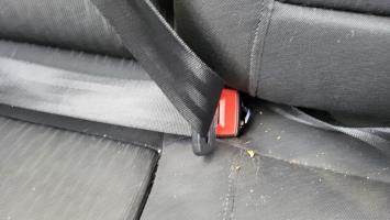 Attache ceinture arriere droit