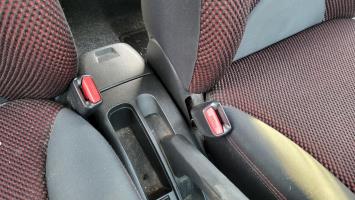 Attache ceinture avant droit