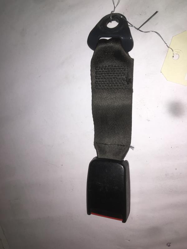 Attache ceinture arriere centrale