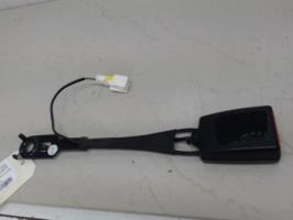 Attache ceinture avant gauche