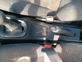 Attache ceinture avant droit