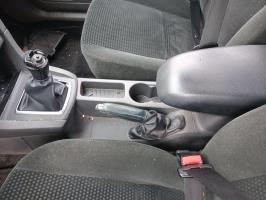 Attache ceinture avant gauche
