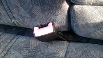 Attache ceinture arriere droit