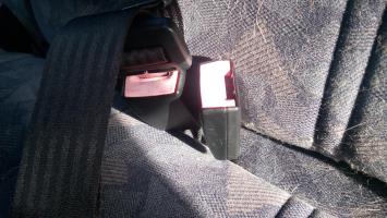 Attache ceinture arriere gauche
