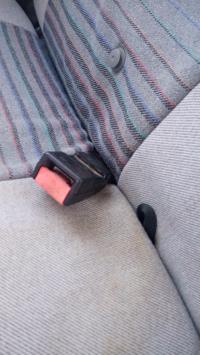 Attache ceinture arriere droit