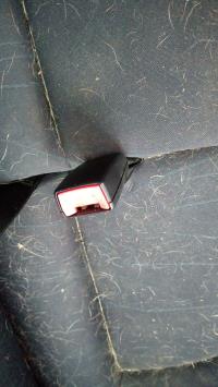 Attache ceinture arriere droit