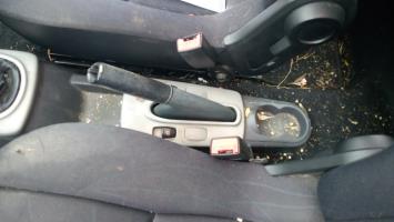 Attache ceinture avant gauche