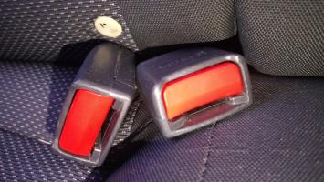 Attache ceinture arriere droit