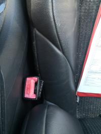 Attache ceinture avant droit