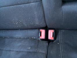 Attache ceinture arriere droit