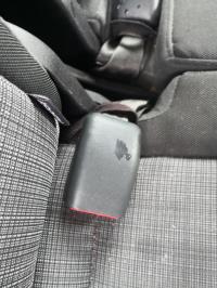Attache ceinture arriere droit