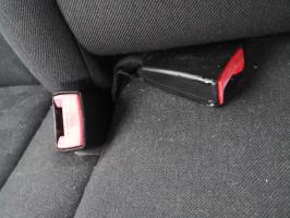 Attache ceinture arriere droit