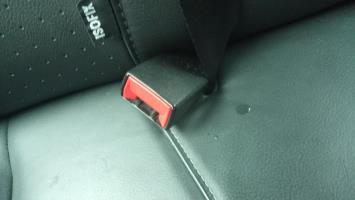 Attache ceinture arriere droit