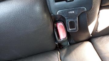 Attache ceinture arriere droit