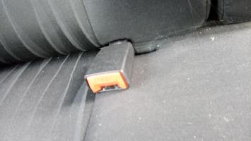 Attache ceinture arriere droit