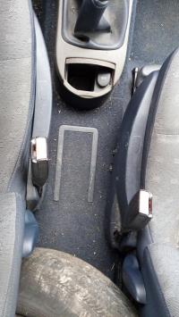 Attache ceinture avant gauche