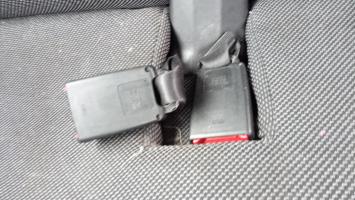 Attache ceinture arriere droit