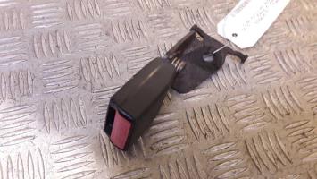 Attache ceinture arriere droit