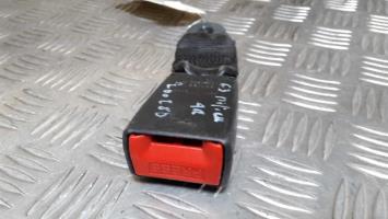 Attache ceinture arriere centrale