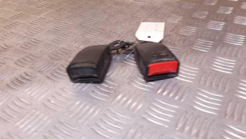 Attache ceinture arriere centrale