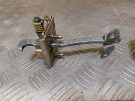 Tirant de porte avant droit