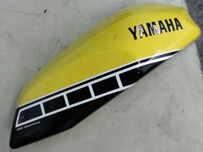 pièce détachée occasion Cache reservoir droit YAMAHA