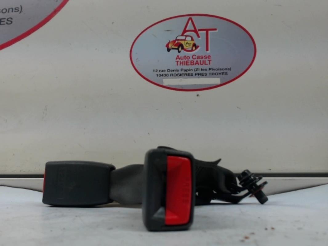 Attache ceinture arriere droit