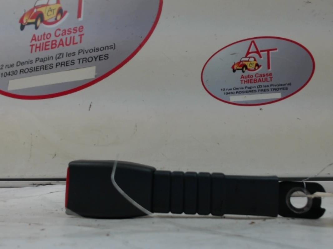 Attache ceinture avant droit