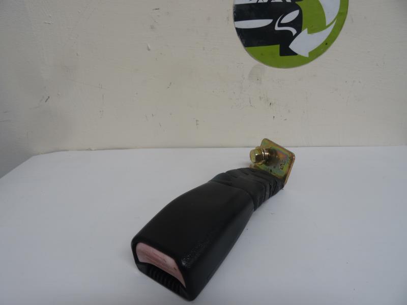 Attache ceinture arriere droit