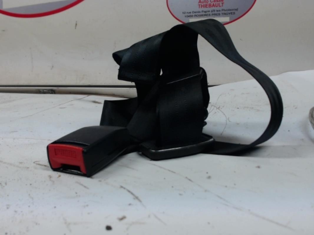 Attache ceinture arriere droit