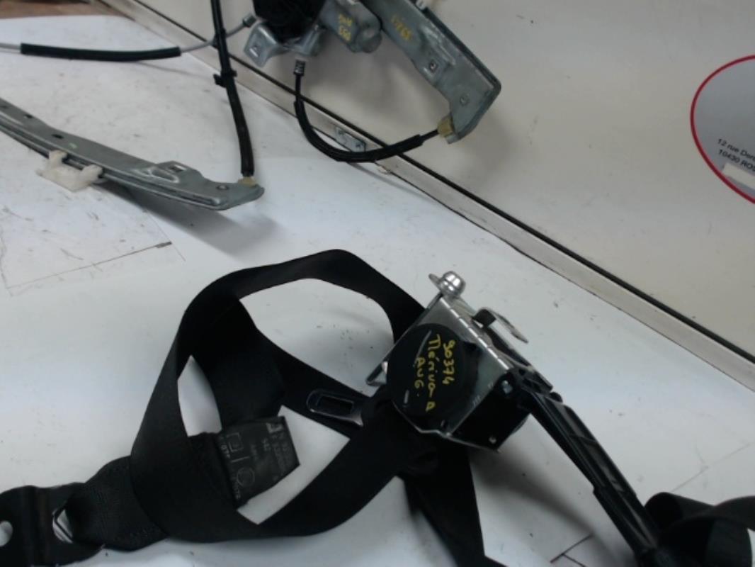 Attache ceinture avant gauche
