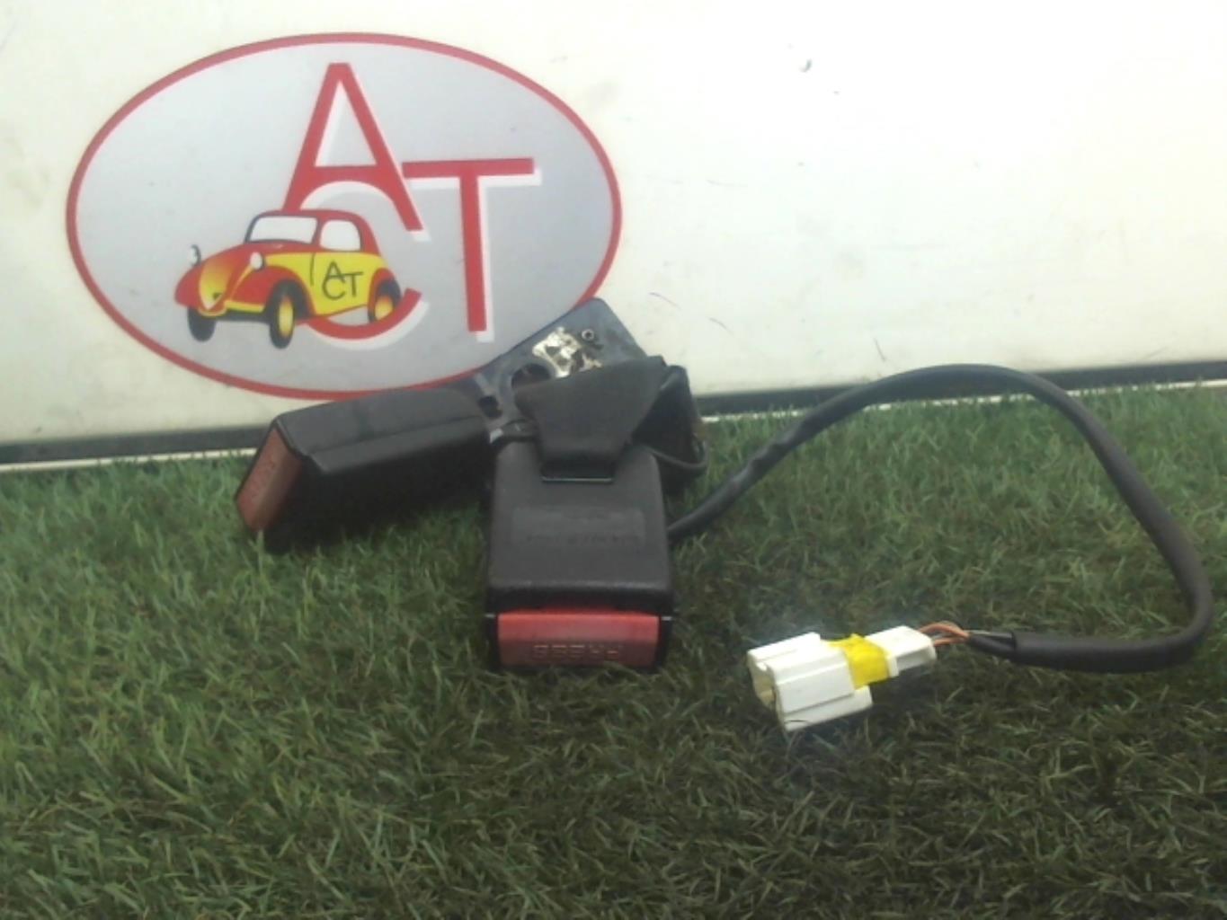 Attache ceinture arriere droit