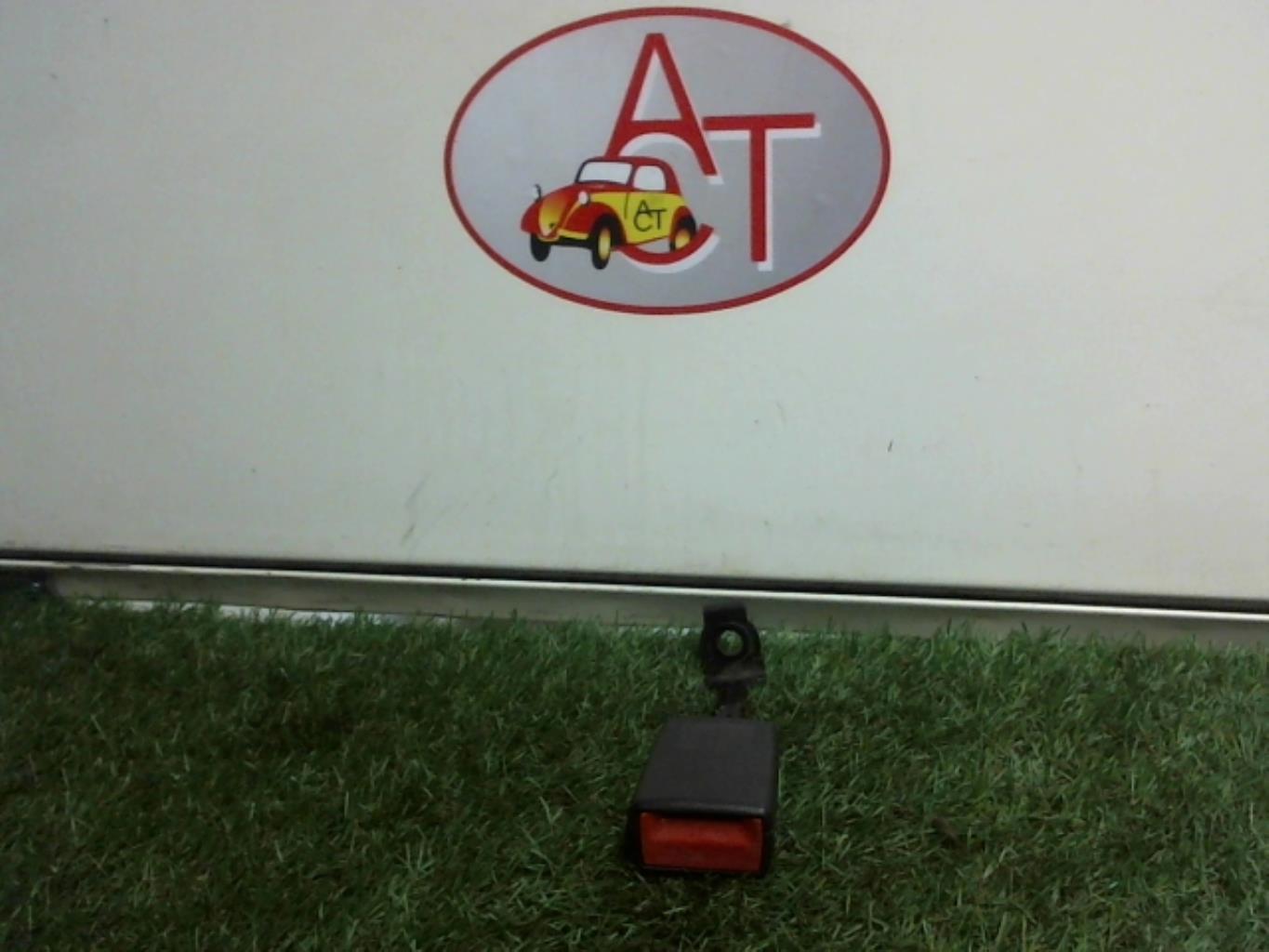 Attache ceinture arriere droit