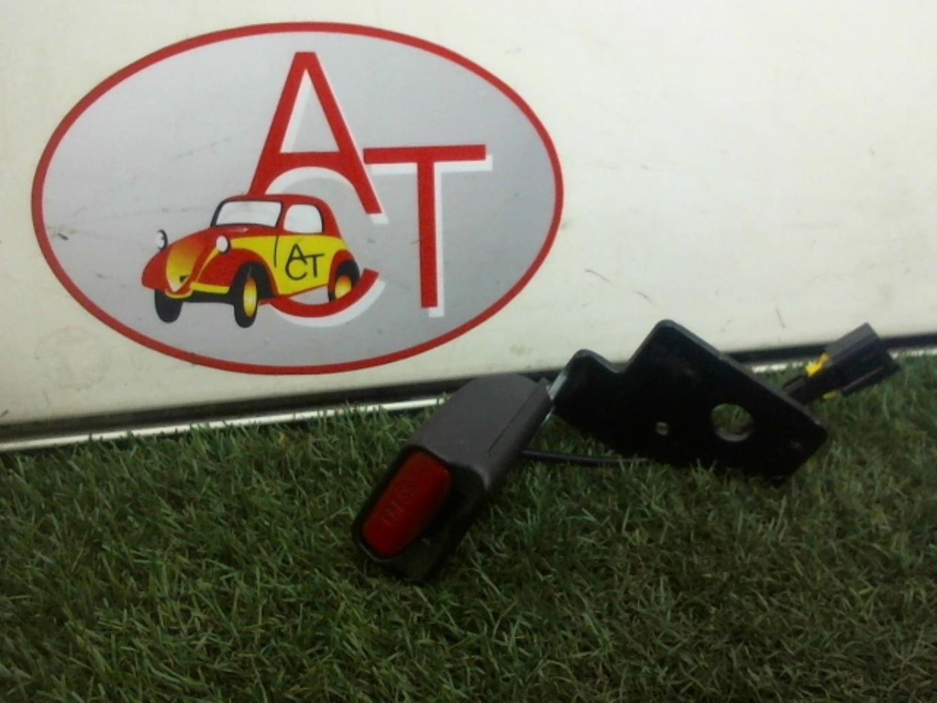 Attache ceinture arriere droit