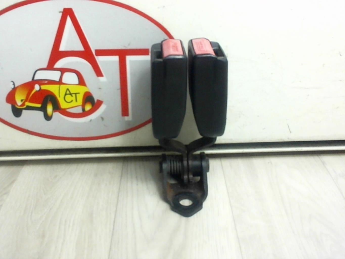 Attache ceinture arriere centrale