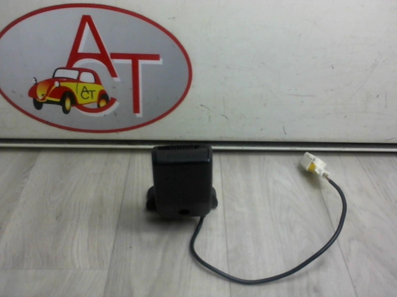 Attache ceinture arriere droit