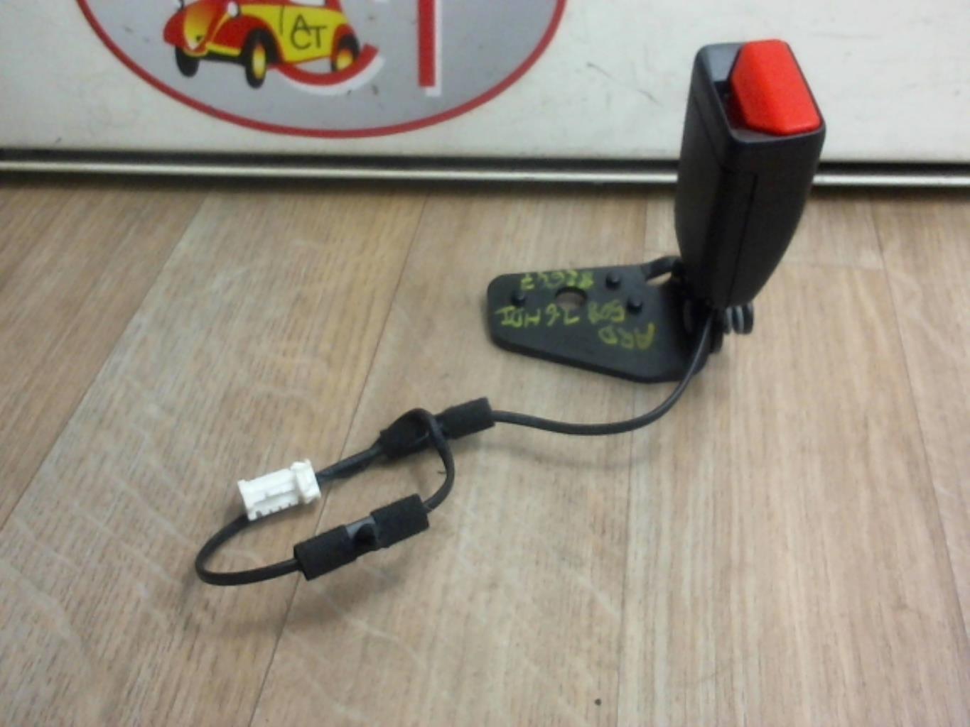 Attache ceinture arriere droit