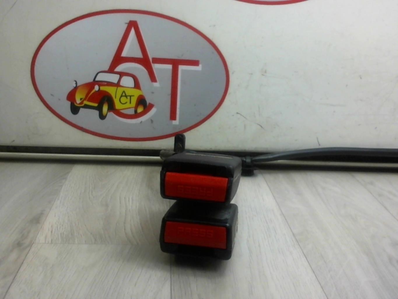 Attache ceinture arriere droit