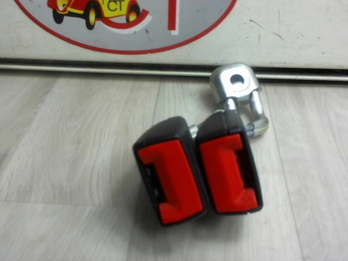 Attache ceinture arriere gauche