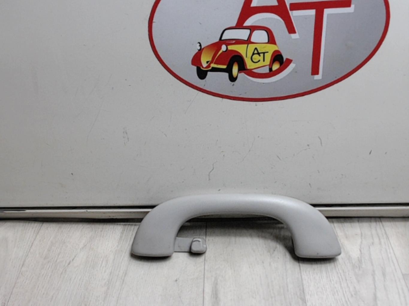 Poignee de maintien arriere droit