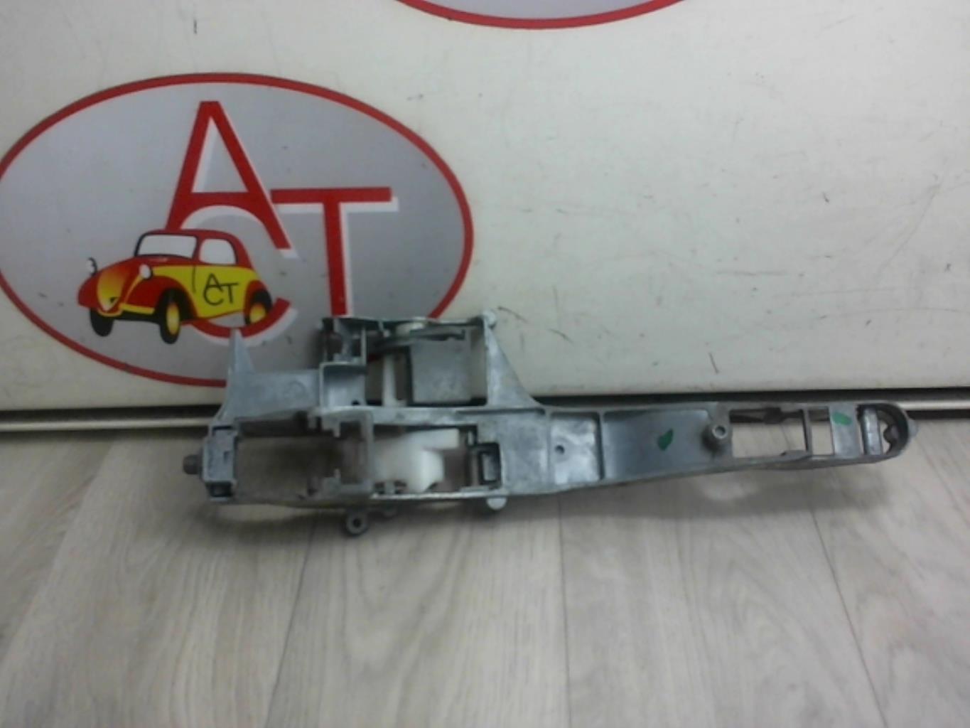 Support poignee porte avant droite
