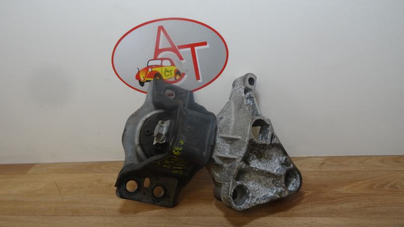 Support moteur droit
